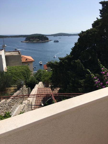 A la foto es mostra l'objecte GORAN'S PLACE situat a la ciutat de Hvar.