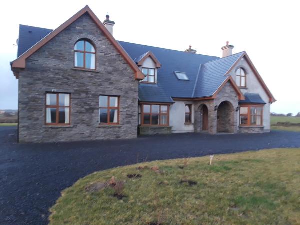 En la foto se muestra el objeto Bealaha House ubicado en la ciudad de Doonbeg.