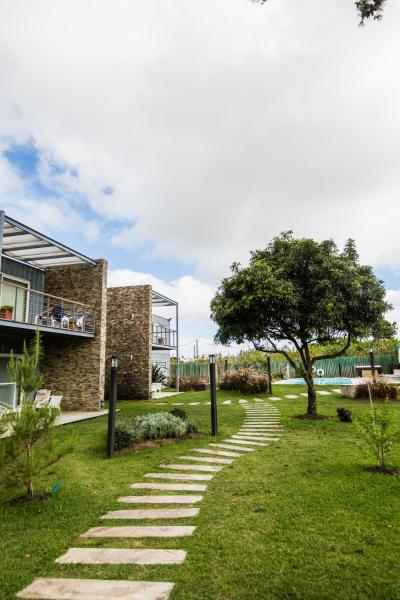 写真にはプンタ・デル・エステ市にあるEntre Pinos Eco Box Apartが写っています。