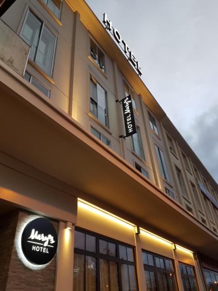 The photo shows the Hôtel Mary's - Caen Centre Gare Sncf located in the city of Caen.