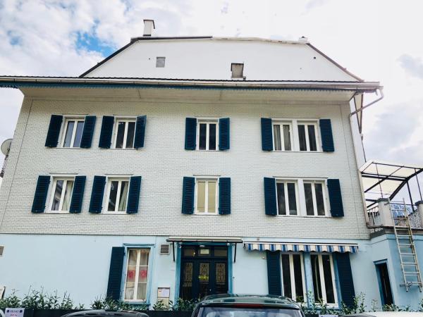 The photo shows the Interlaken Linda Inn Lodge located in the city of Interlaken.