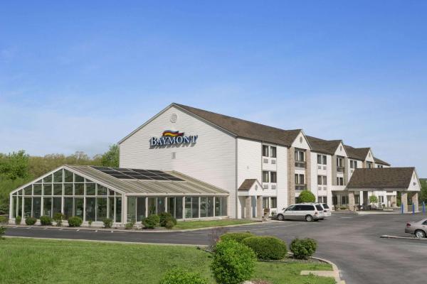 A la foto es mostra l'objecte Baymont by Wyndham Sullivan situat a la ciutat de Sullivan.