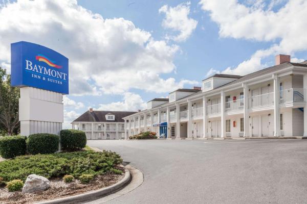 Auf dem Foto ist das Objekt Baymont by Wyndham Hickory in der Stadt Hickory zu sehen.