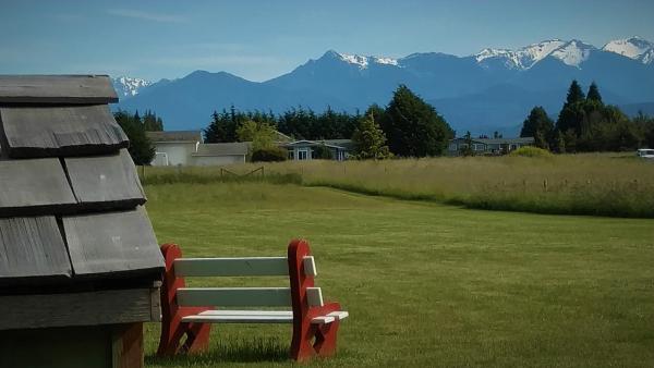 The photo shows the Greenhouse Inn by the Bay located in the city of Sequim.