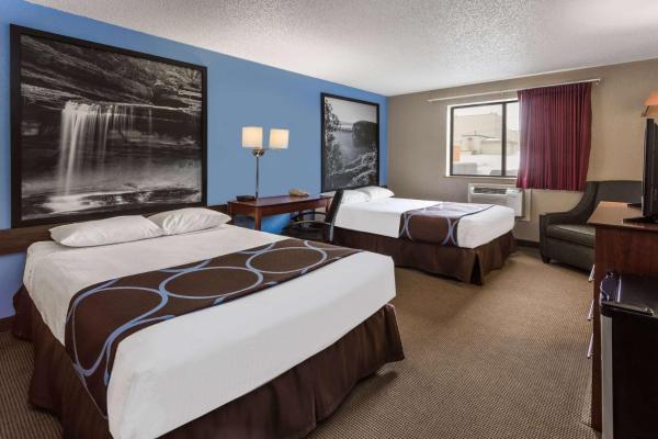 Fotografia 8: Super 8 by Wyndham Dubuque