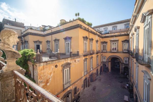 Na foto é possível ver o objeto Palazzo Marigliano localizado na cidade de Naples.