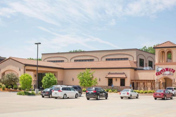 Na fotografii je vidět objekt Ramada by Wyndham Des Moines Tropics Resort & Conference Ctr nacházející se ve městě Urbandale.