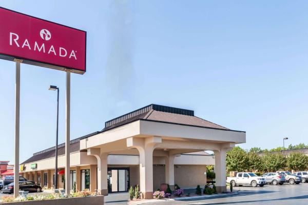 Na zdjęciu widoczny jest obiekt Ramada by Wyndham Lebanon położony w mieście Lebanon.