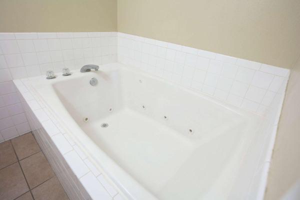 One-Bedroom Deluxe King Suite - Non-Smoking — 51 m² - Ramada by Wyndham Odessa Near University of Texas Permian