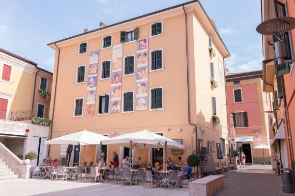 På billedet ses objektet Hotel Alla Torre beliggende i byen Garda.