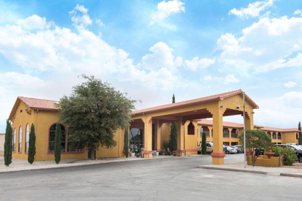 A la foto es mostra l'objecte Days Inn by Wyndham Carlsbad situat a la ciutat de Loving.