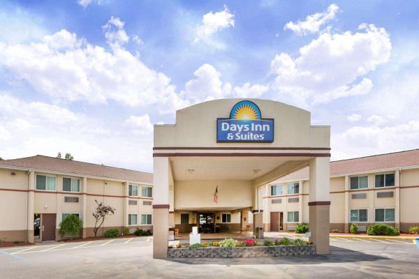 På billedet ses objektet Days Inn & Suites by Wyndham Bridgeport - Clarksburg beliggende i byen Philippi.