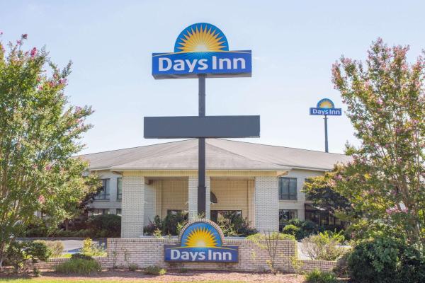 Na fotografii je vidět objekt Days Inn by Wyndham Spartanburg Waccamaw nacházející se ve městě Inman.