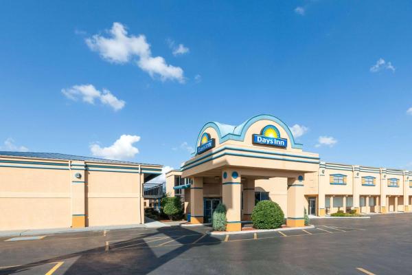 Na fotografii je vidět objekt Days Inn by Wyndham Oklahoma City Fairground nacházející se ve městě Oklahoma City.
