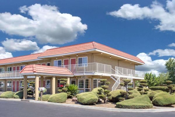 Na fotografii je vidět objekt Days Inn by Wyndham Turlock nacházející se ve městě Livingston.