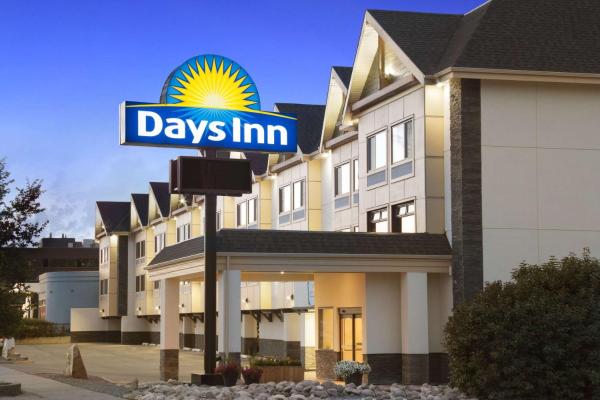 写真にはカルガリー市にあるDays Inn by Wyndham Calgary Northwestが写っています。