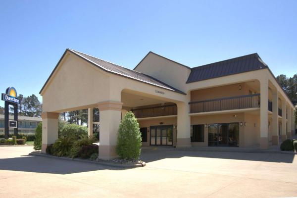 写真にはロングビュー市にあるDays Inn by Wyndham Longview Southが写っています。