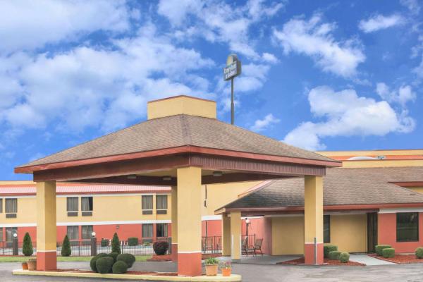 A la foto es mostra l'objecte Days Inn & Suites by Wyndham Casey situat a la ciutat de Greenup.