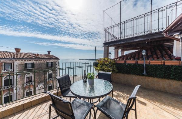 På billedet ses objektet Ca' Delfina Holiday Home beliggende i byen Venedig.