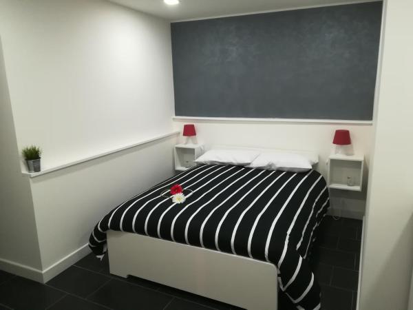 A la foto es mostra l'objecte Casa del Plebiscito situat a la ciutat de Catània.