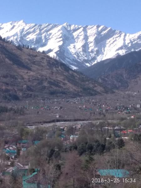 A la foto es mostra l'objecte Sunface Homestay situat a la ciutat de Manāli.