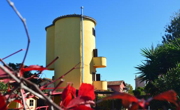 Na foto é possível ver o objeto Il Silos localizado na cidade de Maccarese.