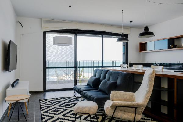 På bildet vises objektet Beautiful Apartment on The First Line of The Sea som ligger i byen Haifa.