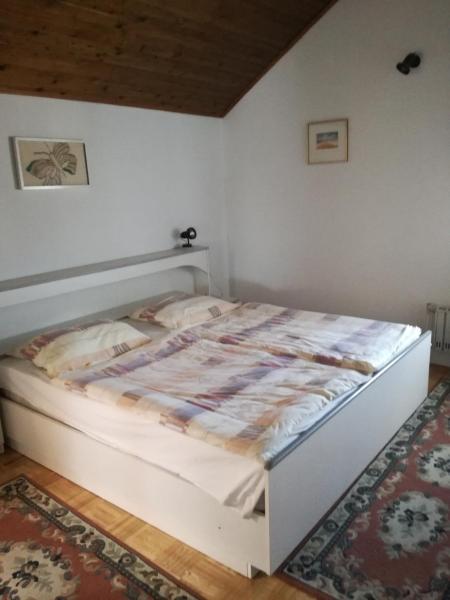 På bilden syns objektet Apartmani Marijana som ligger i staden Selce.