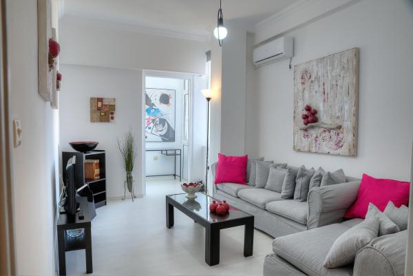 A la foto es mostra l'objecte Cosy apartment in Glyfada center situat a la ciutat de Atenes.