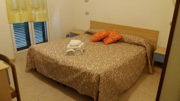 På billedet ses objektet Albergo Ristorante Lavedo beliggende i byen Lenno.