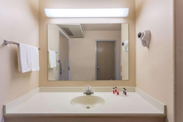Super 8 by Wyndham Hamilton photo 4