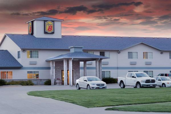 På bilden syns objektet Super 8 by Wyndham Carroll/East som ligger i staden Carroll.