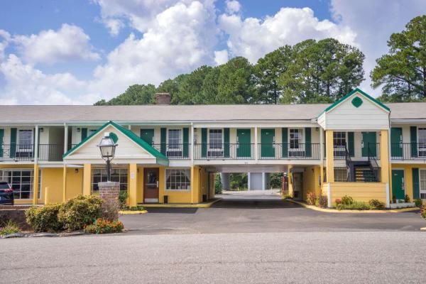 Na fotografii je vidět objekt Days Inn by Wyndham Lincolnton nacházející se ve městě Maiden.