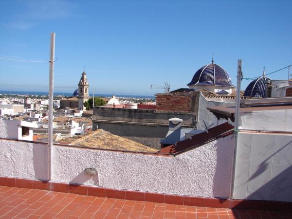 A la foto es mostra l'objecte Casa Toblerone situat a la ciutat de Oliva.