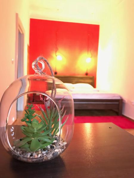 Foto 1: Red & Yellow Apartment