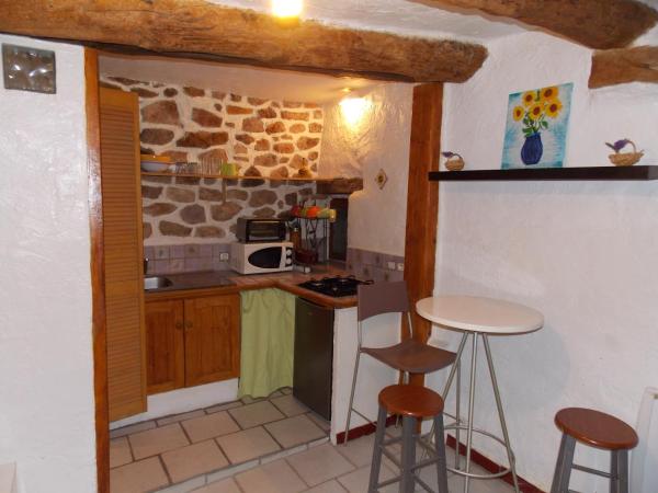 A la foto es mostra l'objecte Joli studio situat a la ciutat de Aups.
