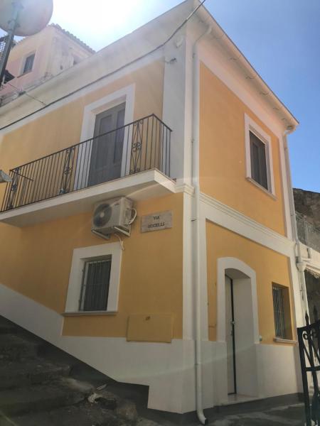 The photo shows the Il Casalino Apartment located in the city of Pizzo.