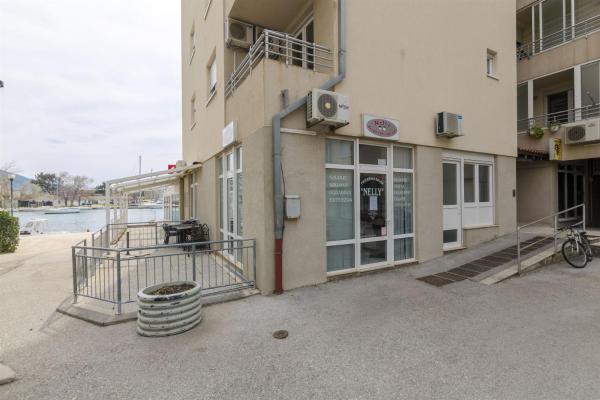 På billedet ses objektet Apartment Antonela beliggende i byen Omiš.