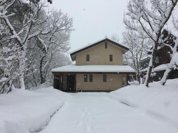 Na zdjęciu widoczny jest obiekt Shirokuma Lodge Hakuba położony w mieście Hakuba.