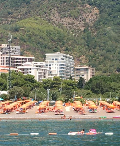 A la foto es mostra l'objecte Apartments Dina situat a la ciutat de Bečići.