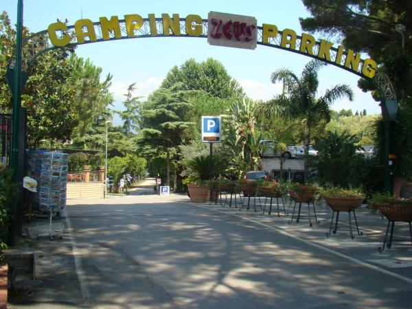 Na foto é possível ver o objeto Camping Zeus localizado na cidade de Pompei.