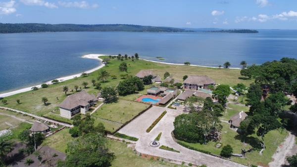 The photo shows the Victoria Forest Resort located in the city of Kalangala.