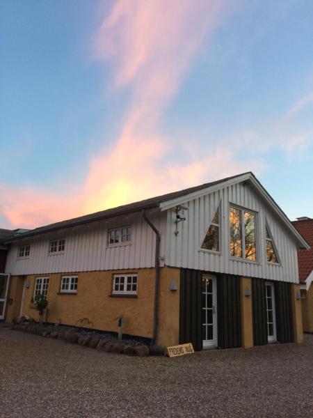 Na fotografii je vidět objekt Rainbows End B&B nacházející se ve městě Fjenneslev.