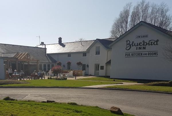 A la foto es mostra l'objecte The Bluebird Inn at Samlesbury situat a la ciutat de Balderstone.