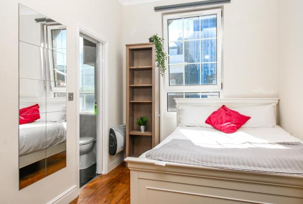 Private en-suite Room @ Liverpool street, Brick Ln, London