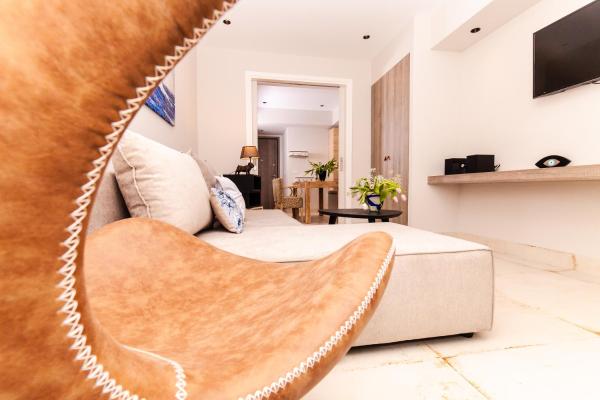 A la foto es mostra l'objecte Sweet Suite Flora in Vouliagmeni situat a la ciutat de Atenes.