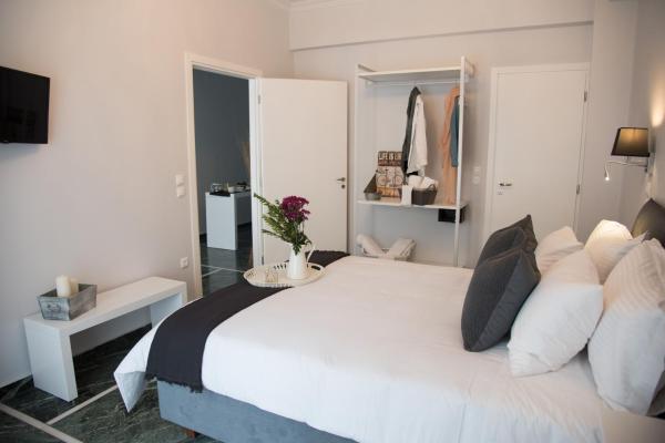 A la foto es mostra l'objecte Living near Acropolis by Sylvia Staikou 2nd & 3d floor situat a la ciutat de Atenes.