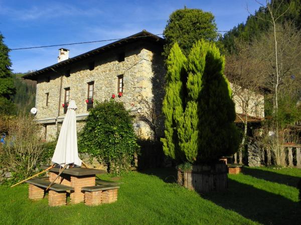 The photo shows the Agroturismo Izarre located in the city of Errezil.