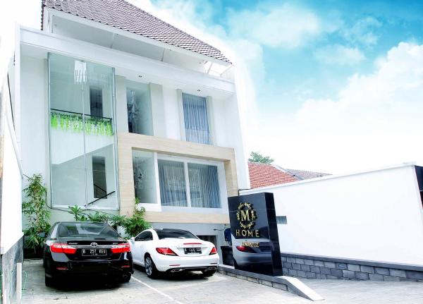 A la foto es mostra l'objecte M Home situat a la ciutat de Jakarta.