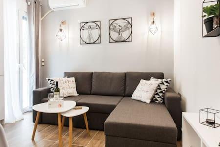 A la foto es mostra l'objecte Cozy studio 50m from sea situat a la ciutat de Atenes.